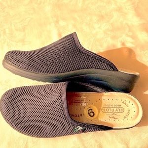 NWOT Fly Flot Clogs